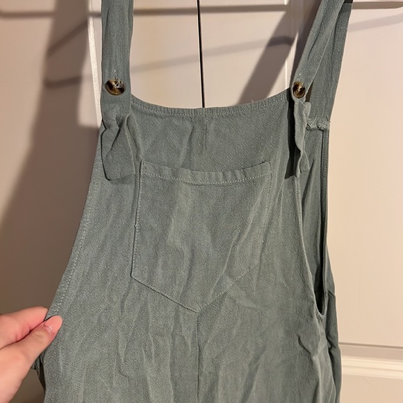 Loose fitting overall romper ! - Picture 2 of 2